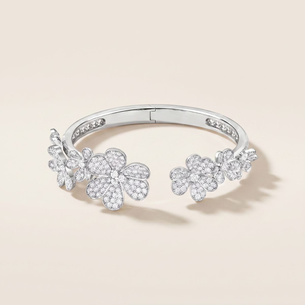 Frivole Seven Flowers Pavé Diamonds Bracelet